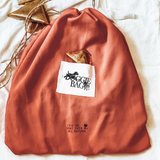 مكافآت سمك السلمون الحريري في حقيبة أنيقة للكلاب