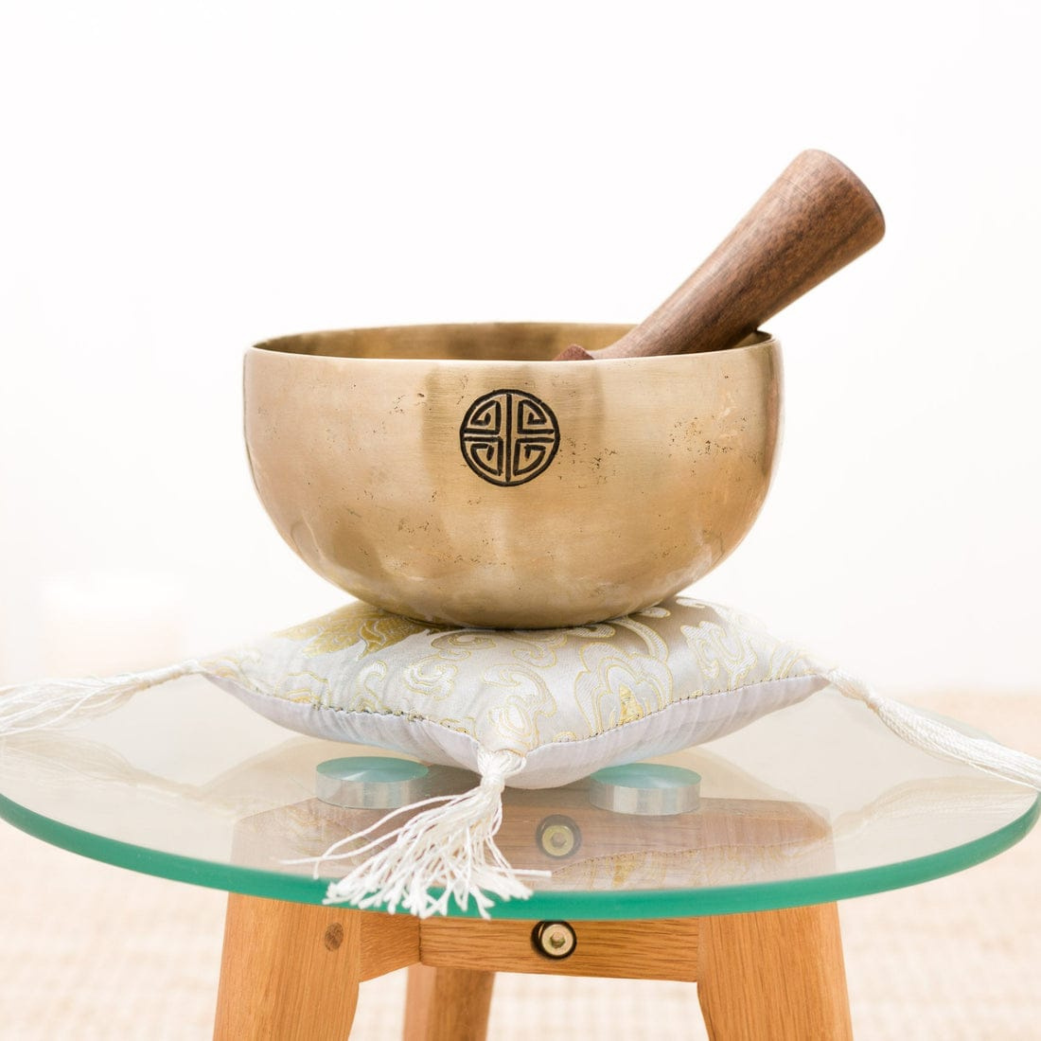 Handmade Full Moon Singing Bowl by Holistica for meditation and sound healing, 12.5 cm with wooden stick and cushion.