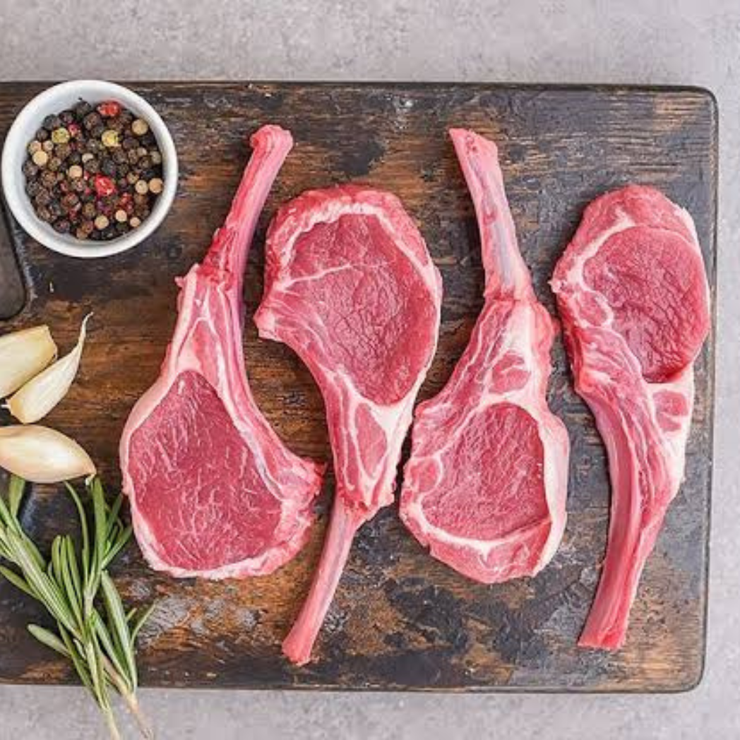 Chemical-free lamb chops by Emosha with fresh tender cuts and rich marbling | صورة مقربة لريش ضاني خالية من المواد الكيميائية من إيموشا تظهر اللحم الطازج والتقطيع الطري والتعرق الطبيعي