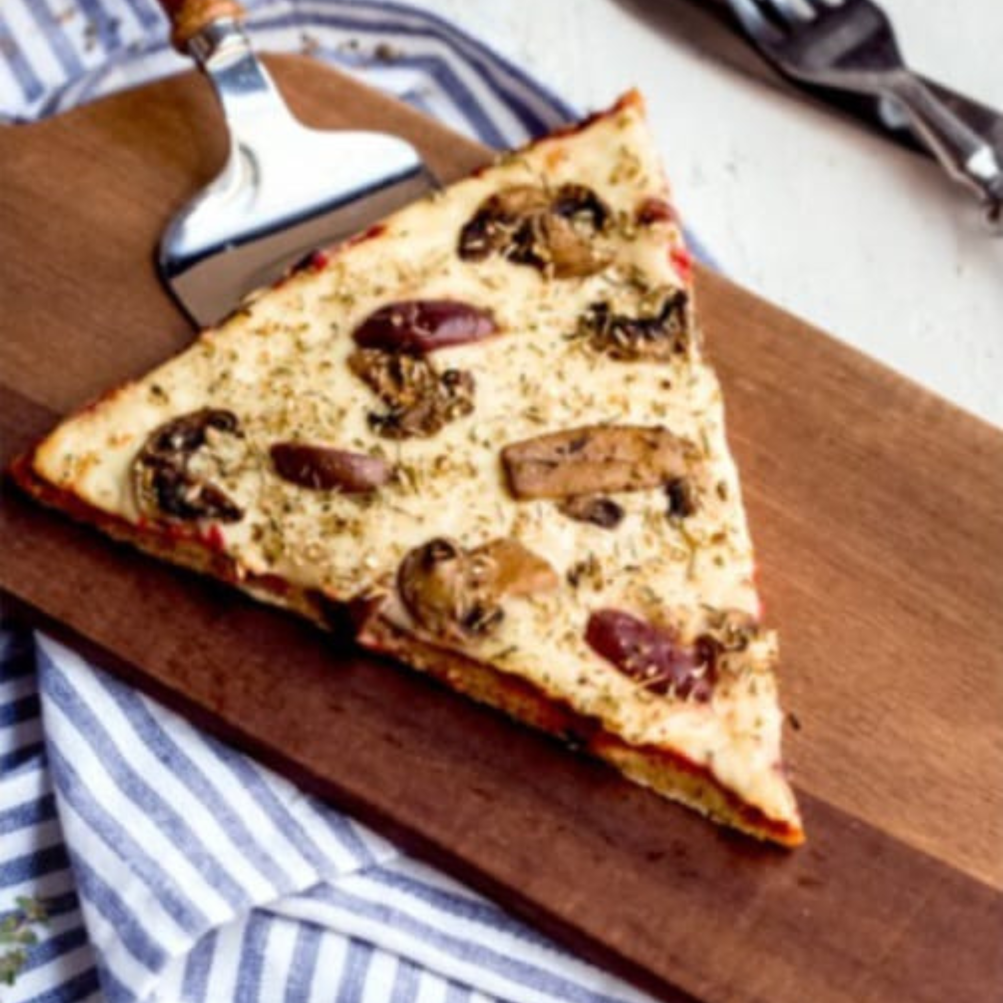 Kaju Pizza Al Funghi – mushroom pizza ready to bake, made in Egypt.