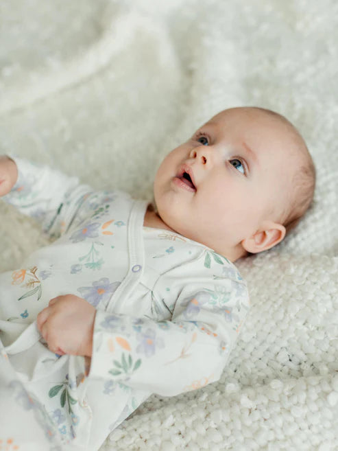 Under the Nile Modern Daisy Side Snap Kimono for newborns, made from organic Egyptian cotton with floral print.