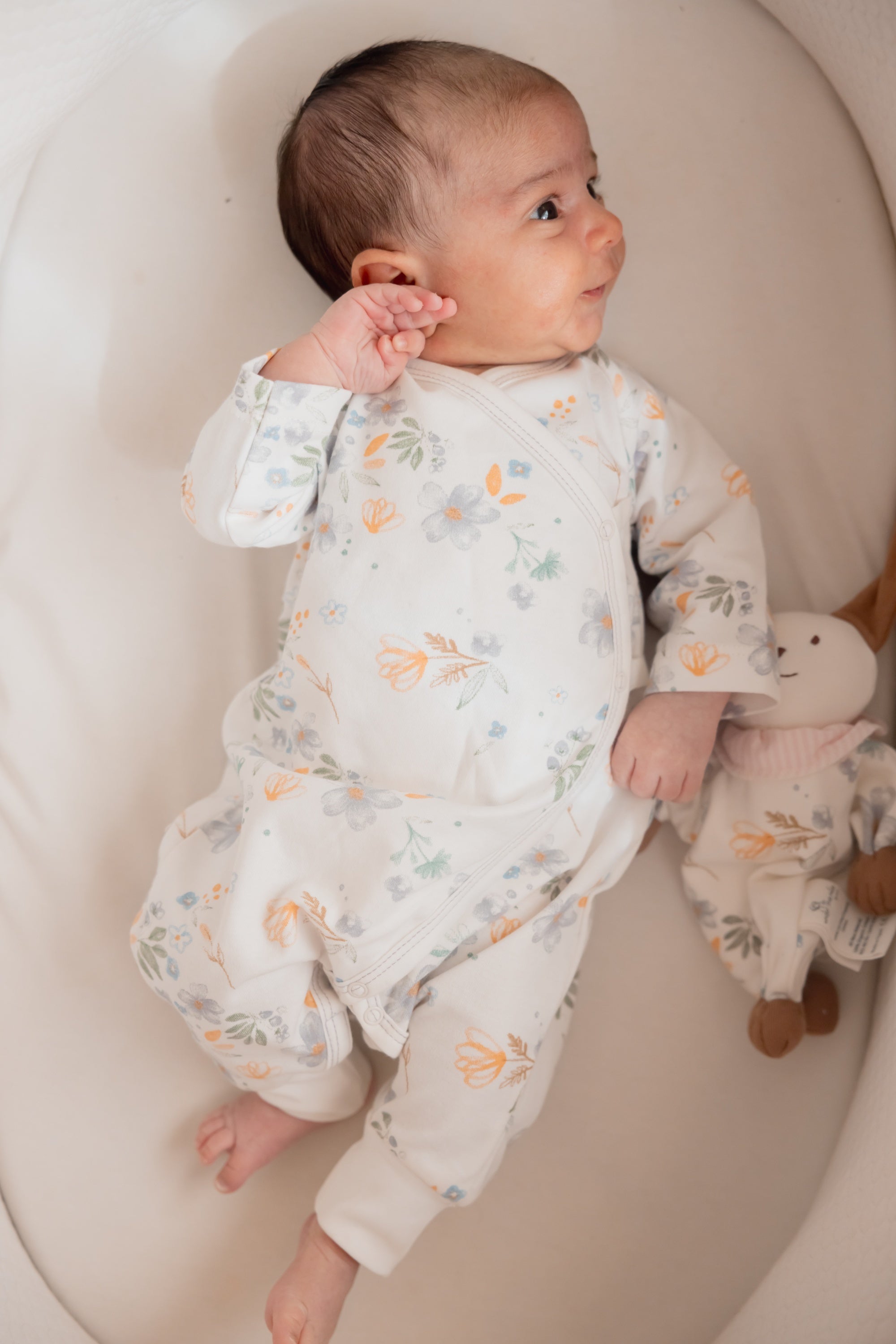 Under the Nile Modern Daisy Side Snap Kimono for newborns, made from organic Egyptian cotton with floral print.
