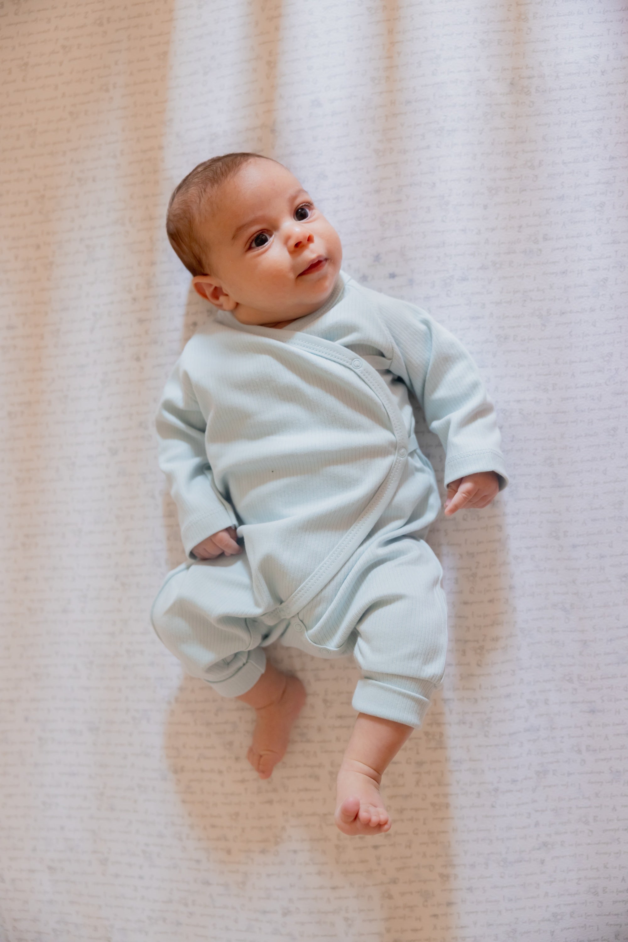 der the Nile Pearl Blue Side Snap Kimono for newborns in organic cotton.